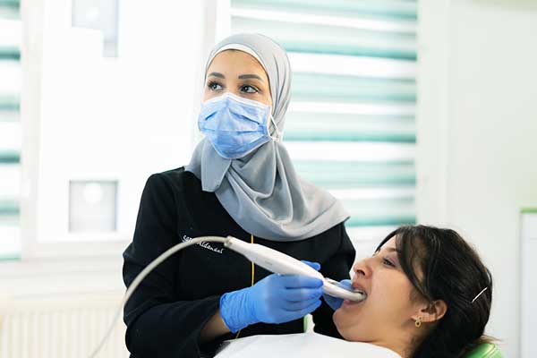 تجميل وعلاج الأسنان في بورصة إنغول الدكتورة سارة